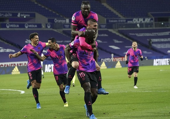  巴黎圣日耳曼主场大胜里昂，登顶积分榜首  