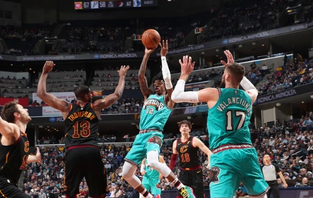  莫兰特暴扣点燃全场灰熊击败马刺迎三连胜